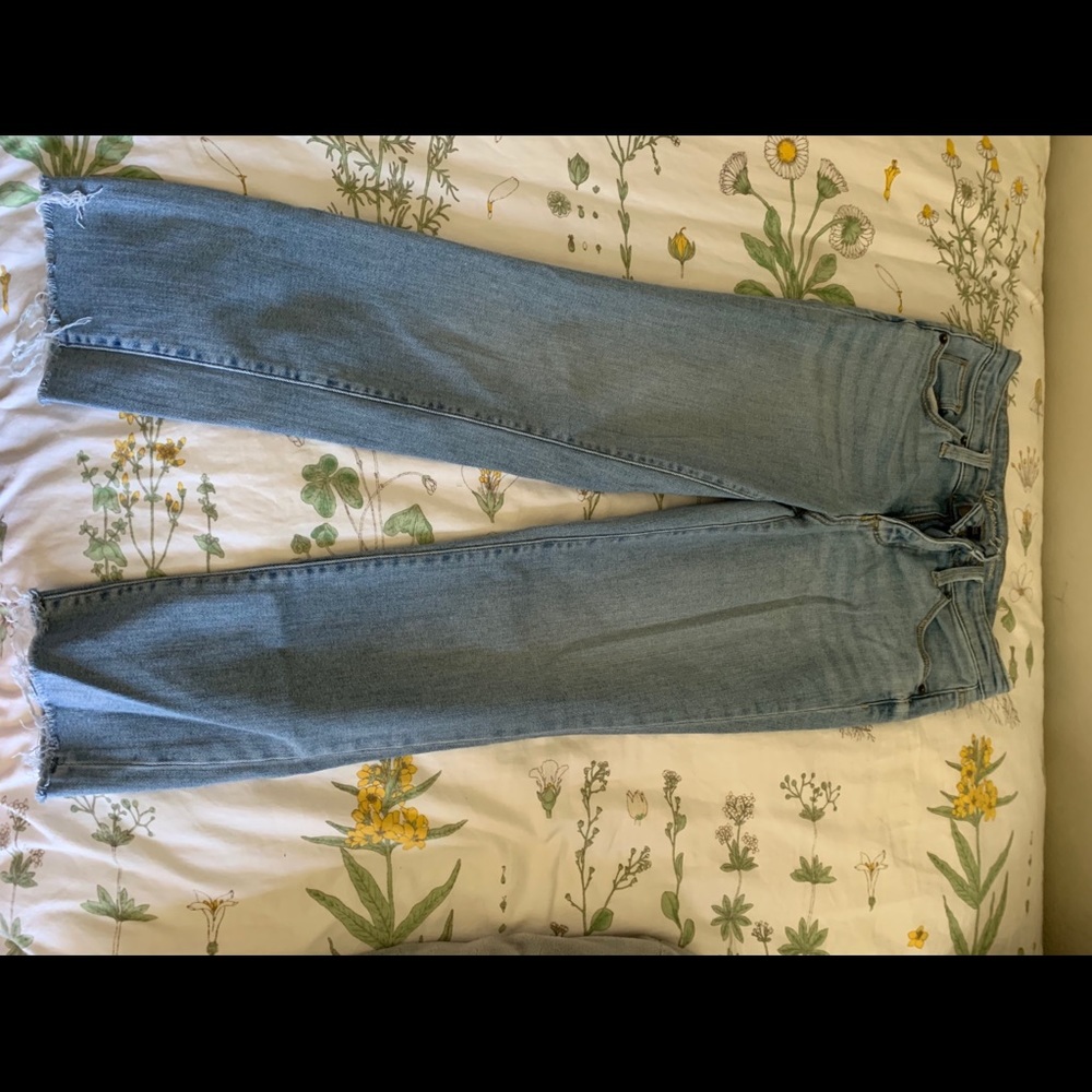 Super cute mom jeans!